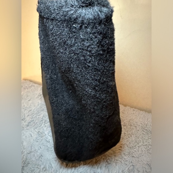 Unbillion Large Sized Black Leather and Faux Furry Bag -Very Clean - EUC - Picture 5 of 10